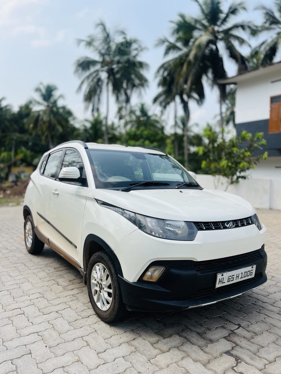 MAHINDRA-KUV 100-K8