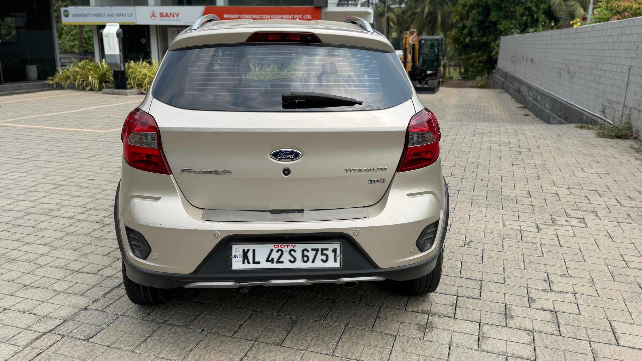 FORD-FREESTYLE TITANIUM +