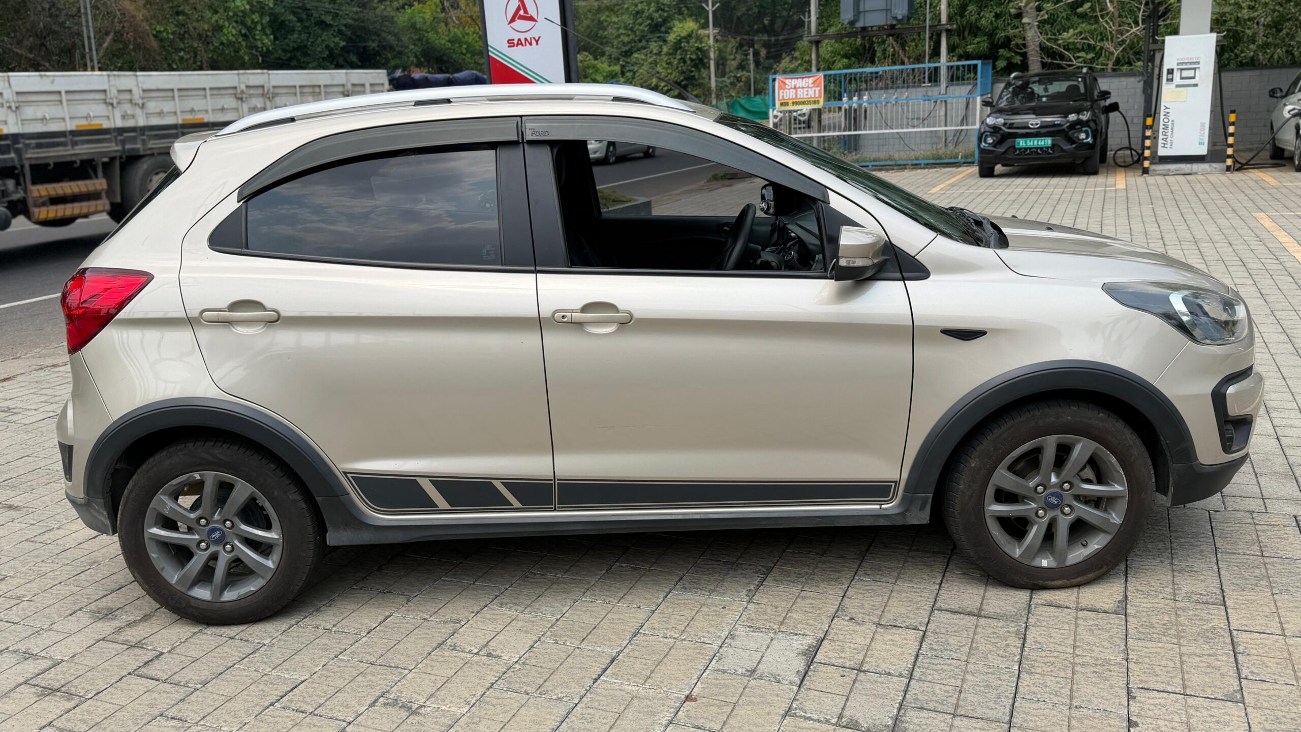 FORD-FREESTYLE TITANIUM +