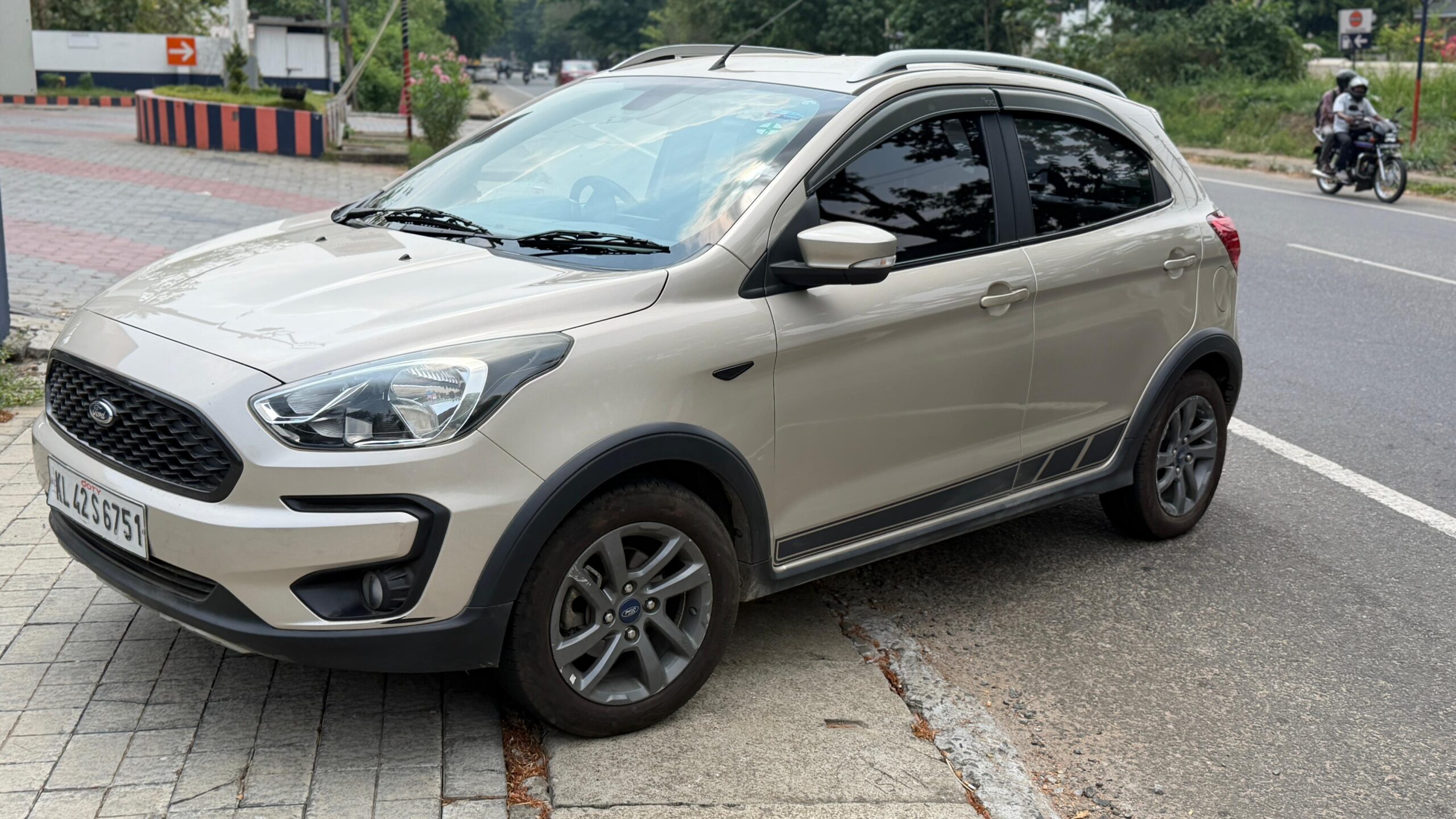 FORD-FREESTYLE TITANIUM +