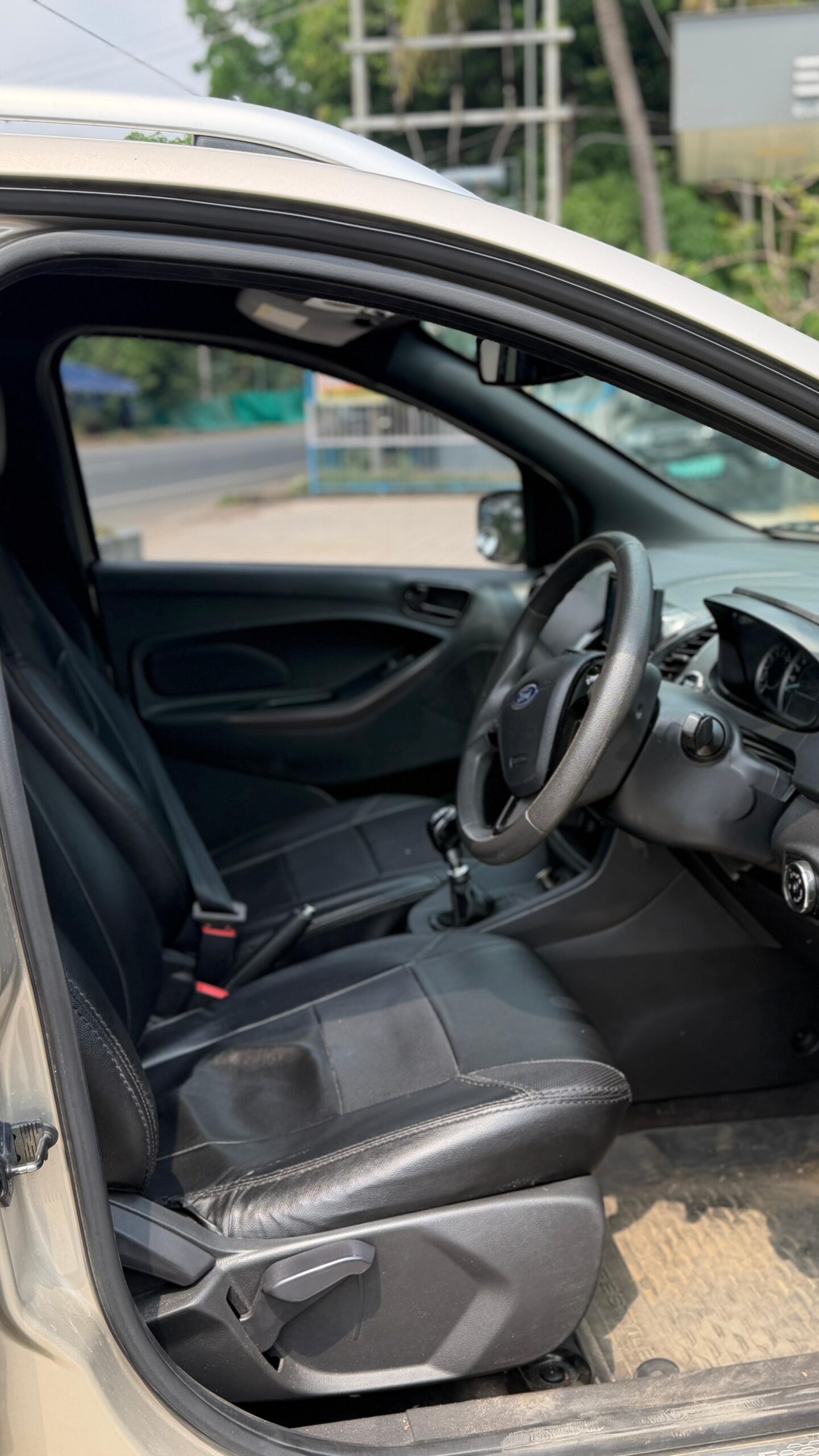 FORD-FREESTYLE TITANIUM +