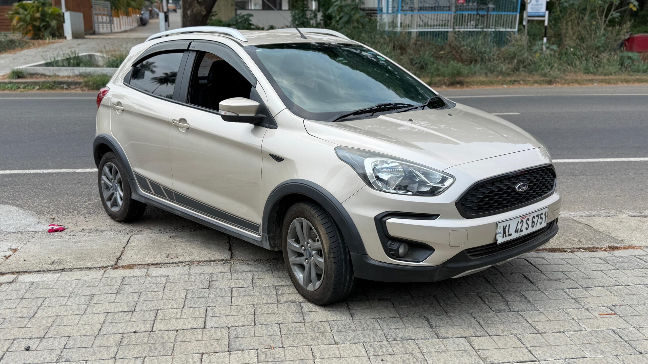 FORD-FREESTYLE TITANIUM +