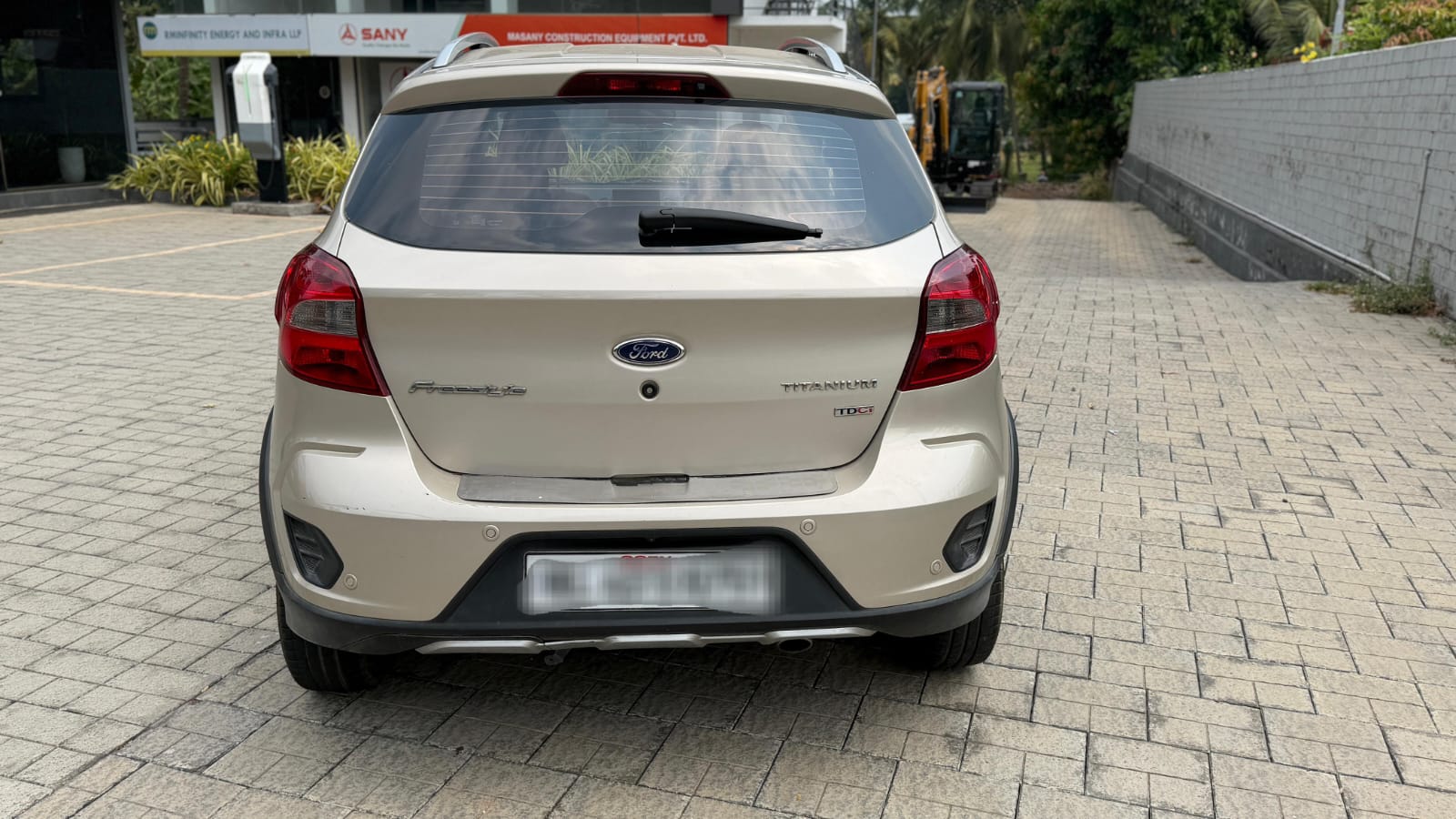 FORD-FREESTYLE TITANIUM +